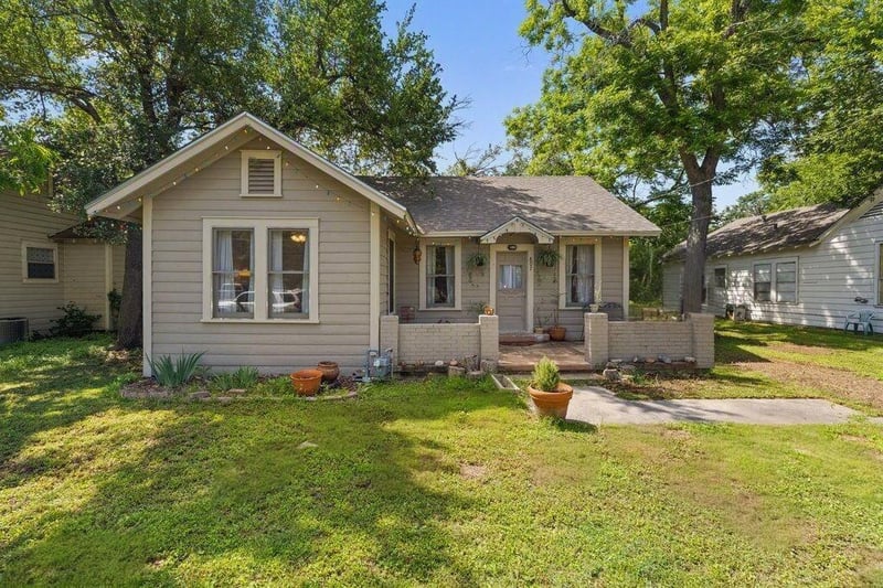 Virtual tour of 807 Cecelia ST