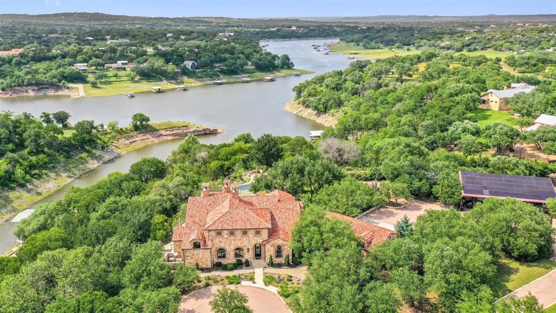 Virtual tour of 808 Rivercliff DR