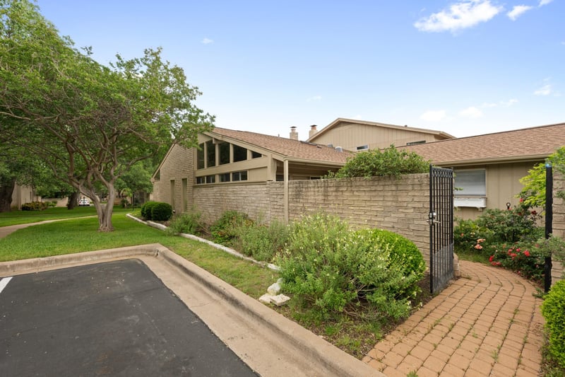 Virtual tour of 8107 Middle CT