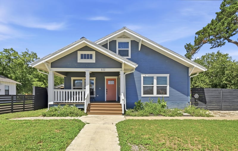 Virtual tour of 811/ 813 S Commerce ST