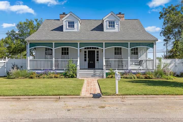 Virtual tour of 811 E Hempstead St