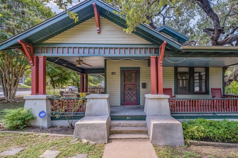 Virtual tour of 811 E Riverside DR