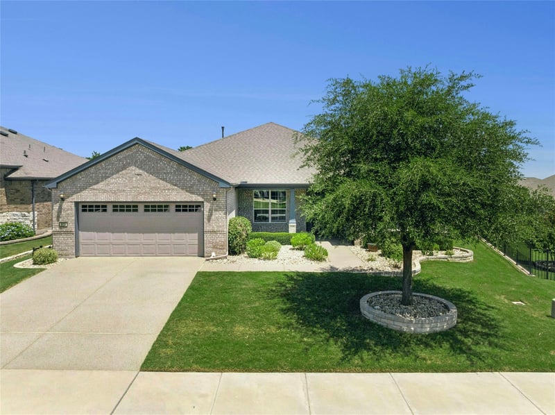 Virtual tour of 811 Holiday Creek LN