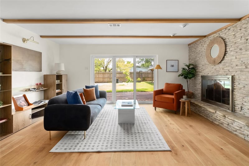 Virtual tour of 811 Newport Ave