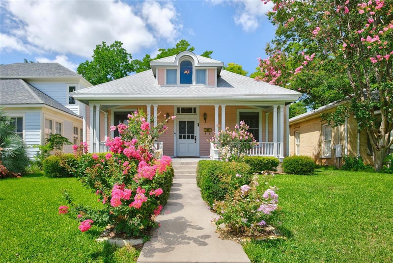 Virtual tour of 812 W 10th ST