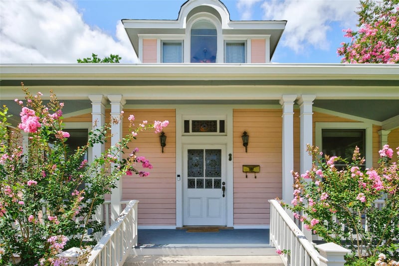 Virtual tour of 812 W 10th St