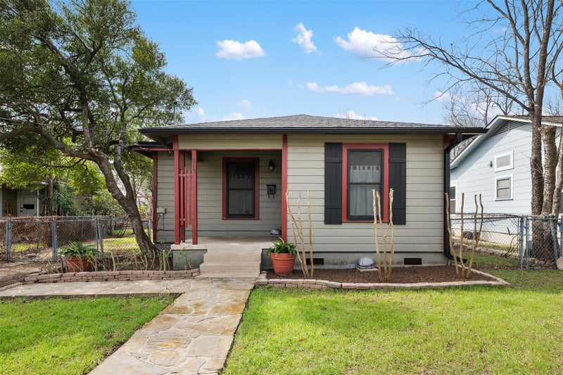 Virtual tour of 813 E 48th ST