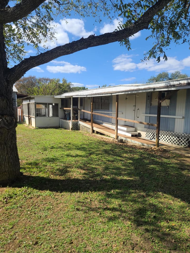Virtual tour of 813 Hale St