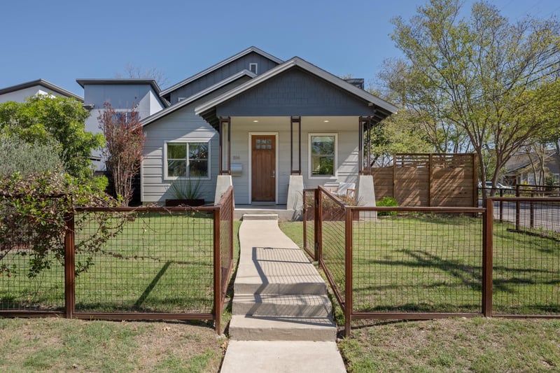 Virtual tour of 814 E 46th ST