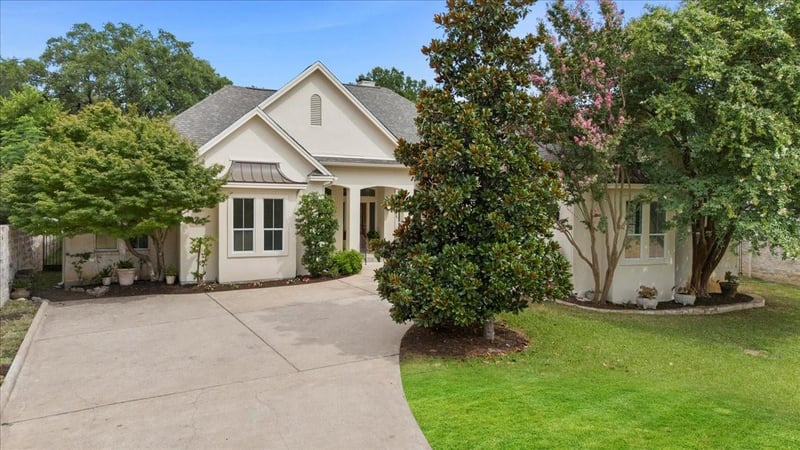 Virtual tour of 815 Lisa DR