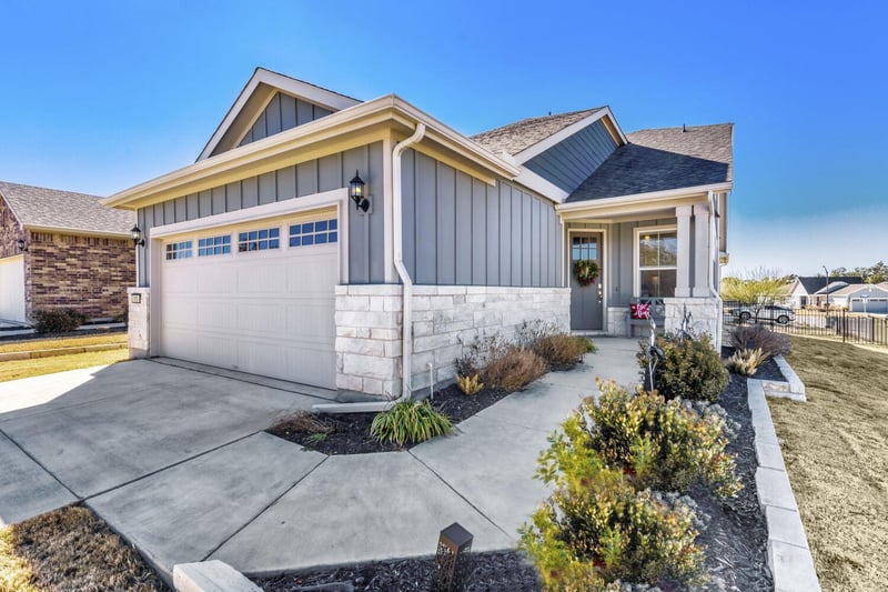 Virtual tour of 815 Saratoga Ln