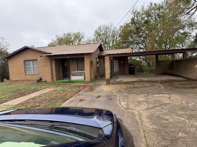 Virtual tour of 823 N Ellis St
