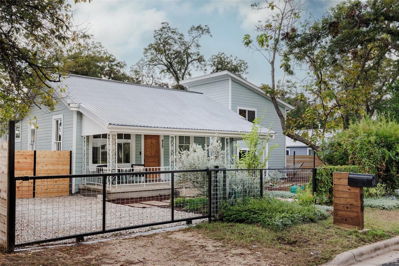 Virtual tour of 829 Gullett St