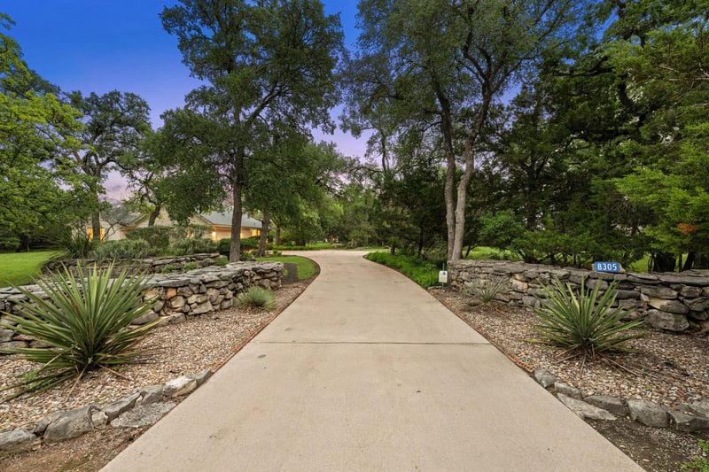 Virtual tour of 8305 Scenic Oaks DR