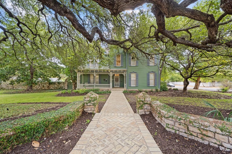 Virtual tour of 833 Belvin St