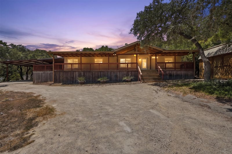 Virtual tour of 833 Nelson DR