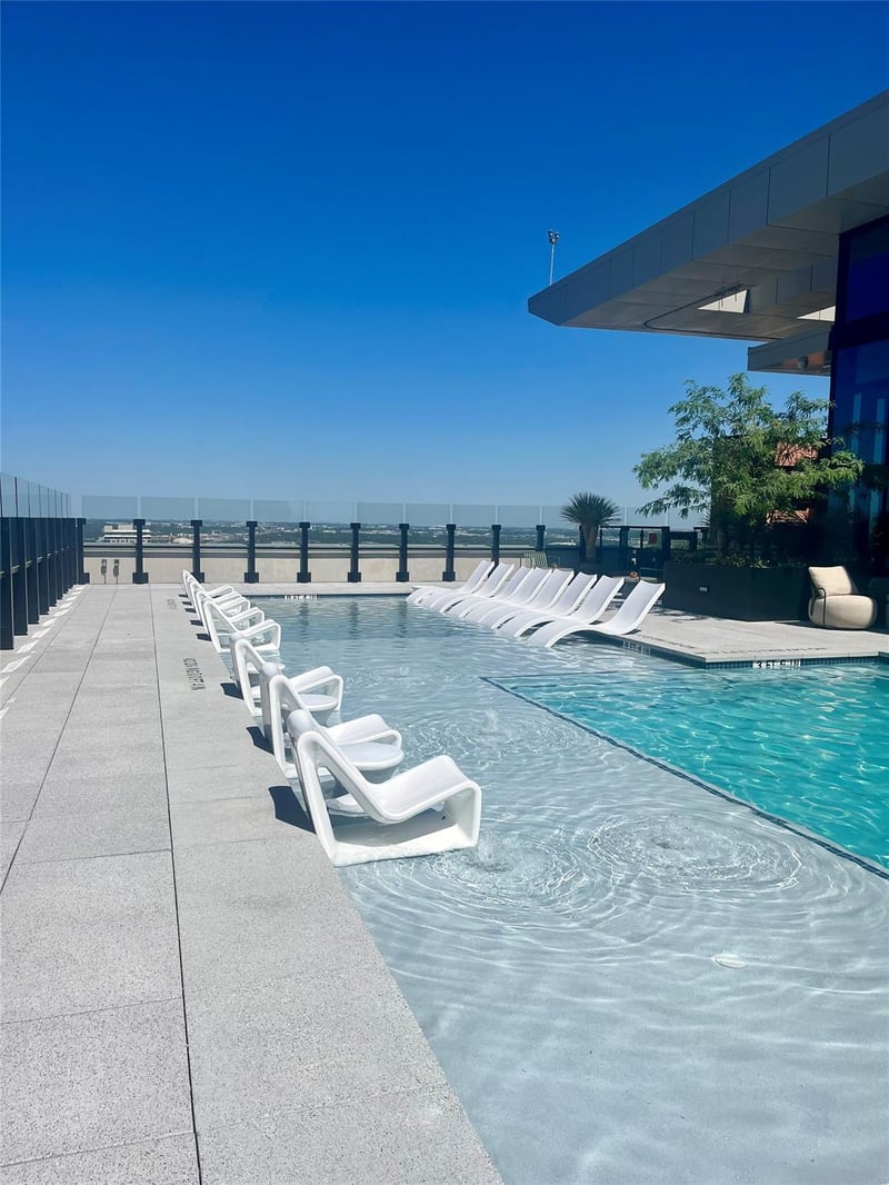 Virtual tour of 84 East Ave