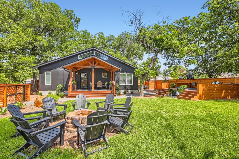 Virtual tour of 852 N Houston Ave