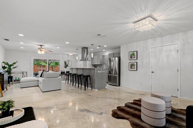 Virtual tour of 8700 Colonial Dr