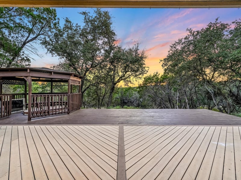 Virtual tour of 8905 Glenlake DR
