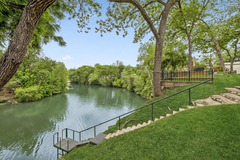 Virtual tour of 900 Boenig St