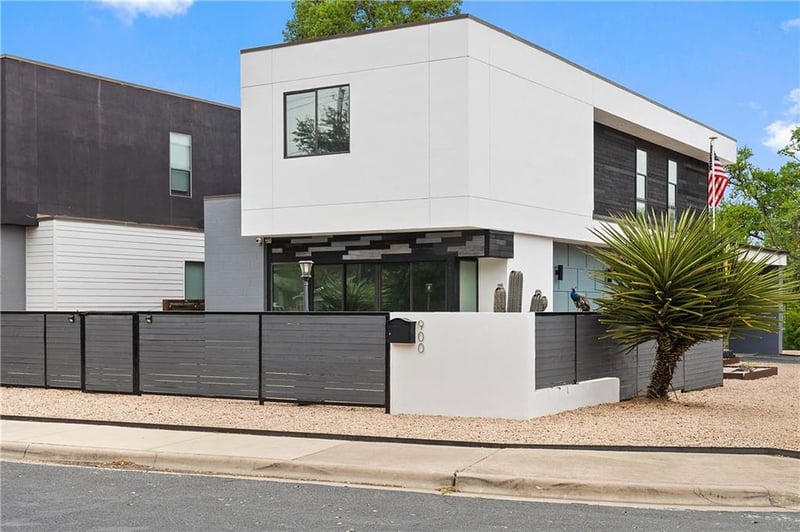 Virtual tour of 900 W Live Oak ST