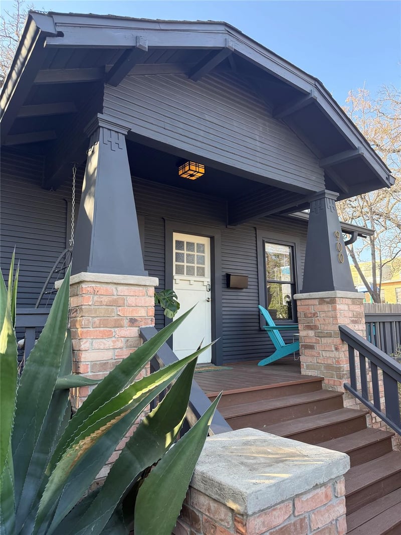 Virtual tour of 900 W Lynn ST