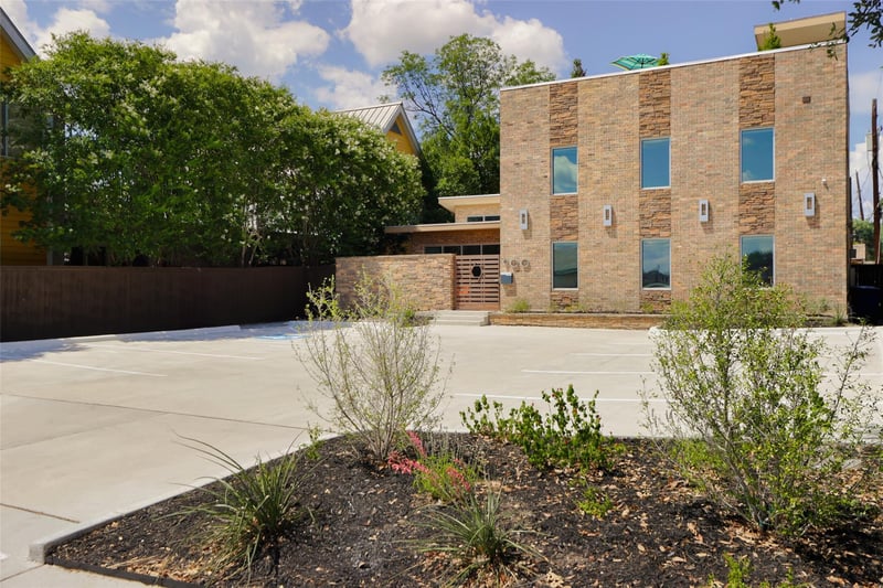 Virtual tour of 900 W North Loop BLVD