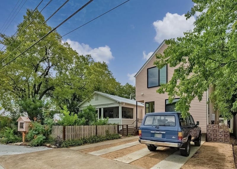 Virtual tour of 901 Brentwood St