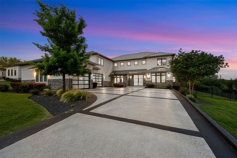 Virtual tour of 901 Cypress Grove DR