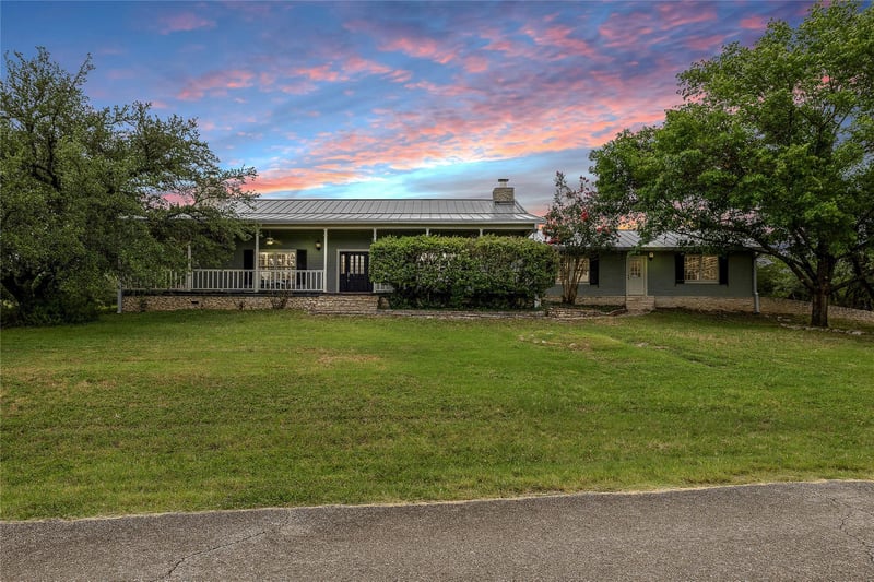 Virtual tour of 901 Lauder Dr