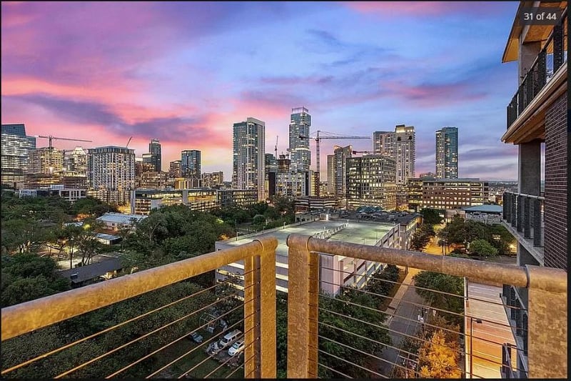 Virtual tour of 901 W 9th ST Unit #1003