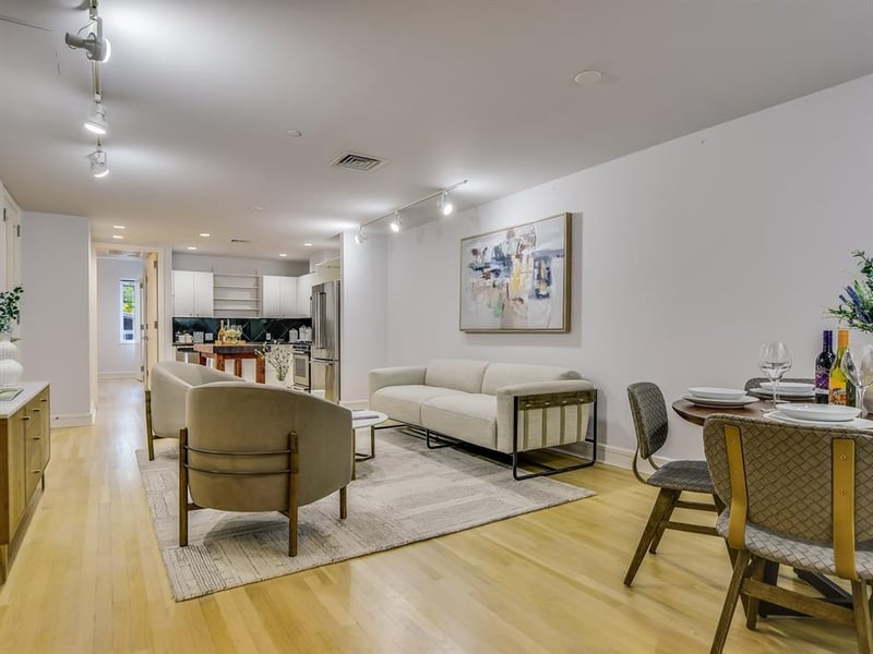 Virtual tour of 901 W 9th ST Unit #215