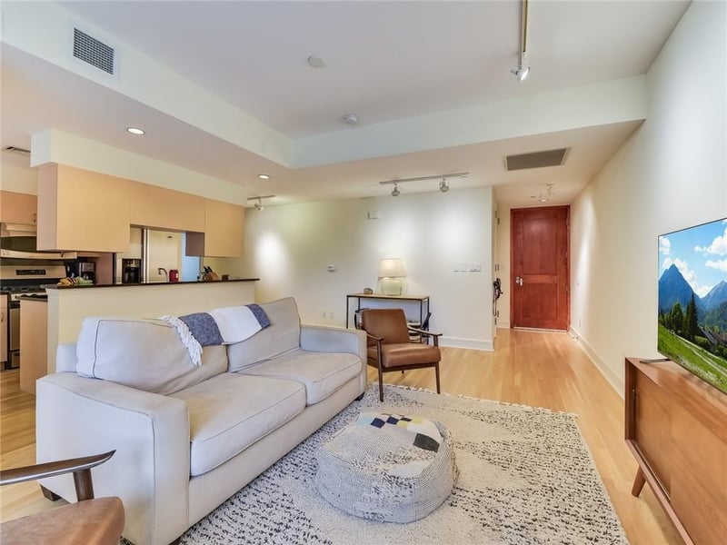 Virtual tour of 901 W 9th ST Unit #219