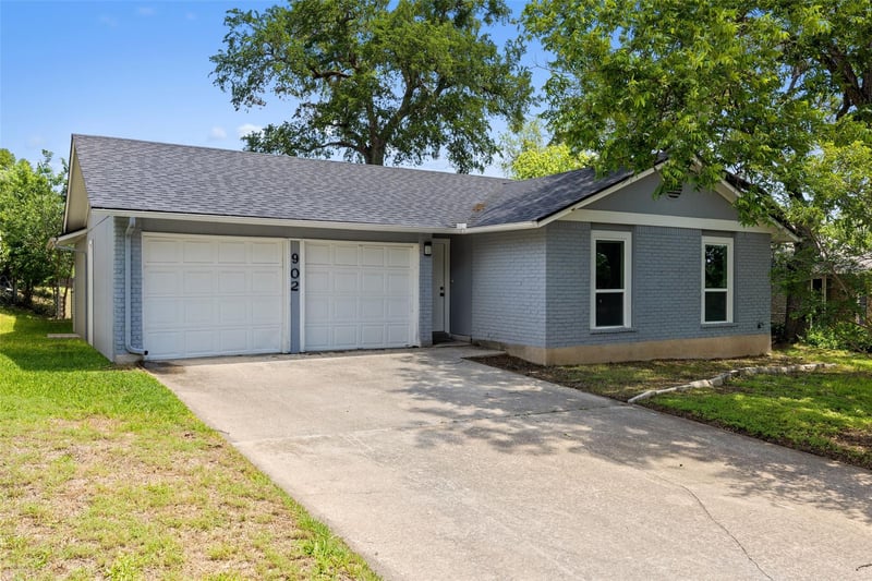 Virtual tour of 902 Hillside Oaks DR