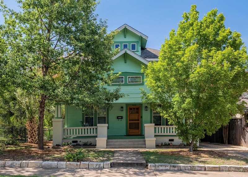 Virtual tour of 903 E 14th ST