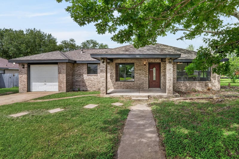Virtual tour of 903 Travis ST