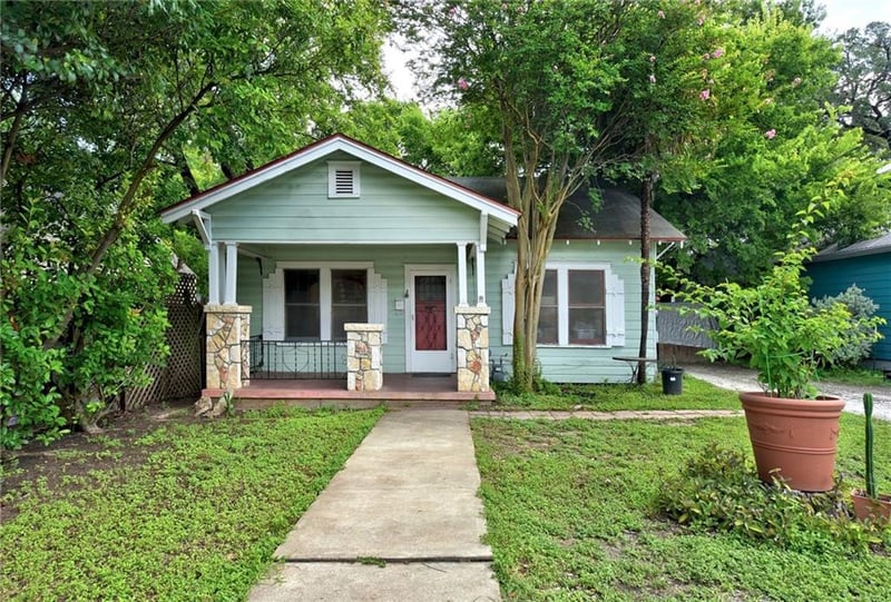 Virtual tour of 904 Columbus St