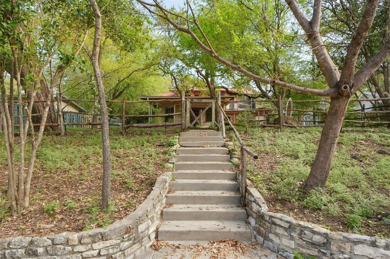Virtual tour of 904 E Monroe ST