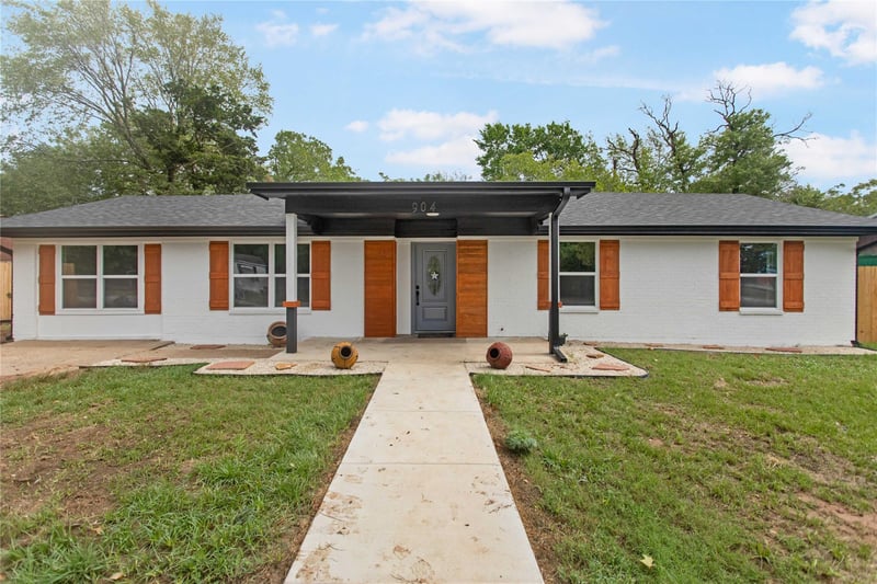 Virtual tour of 904 Westview CIR