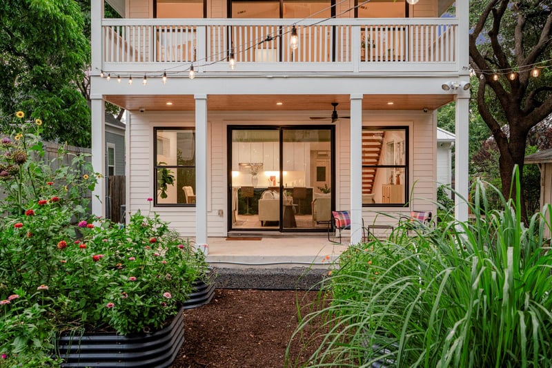 Virtual tour of 905 E 2nd St