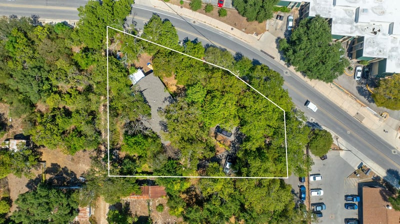 Virtual tour of 905 N Lbj Dr