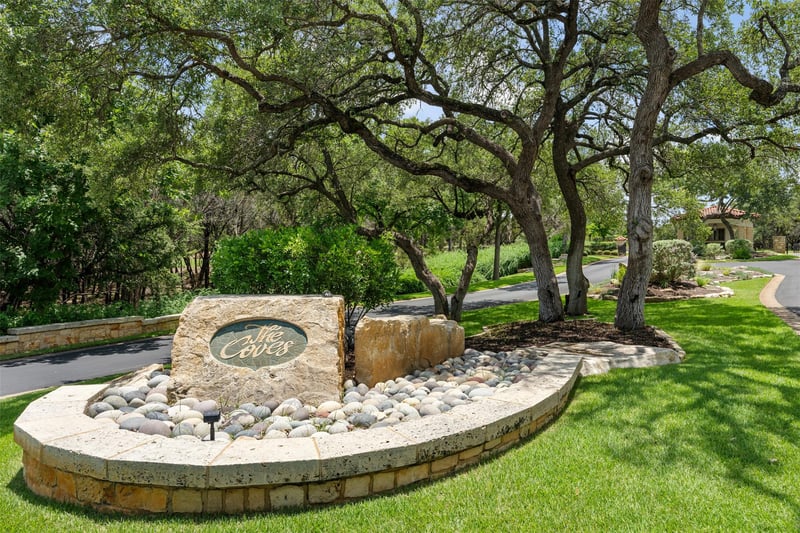 Virtual tour of 906 Moonlight Bay DR