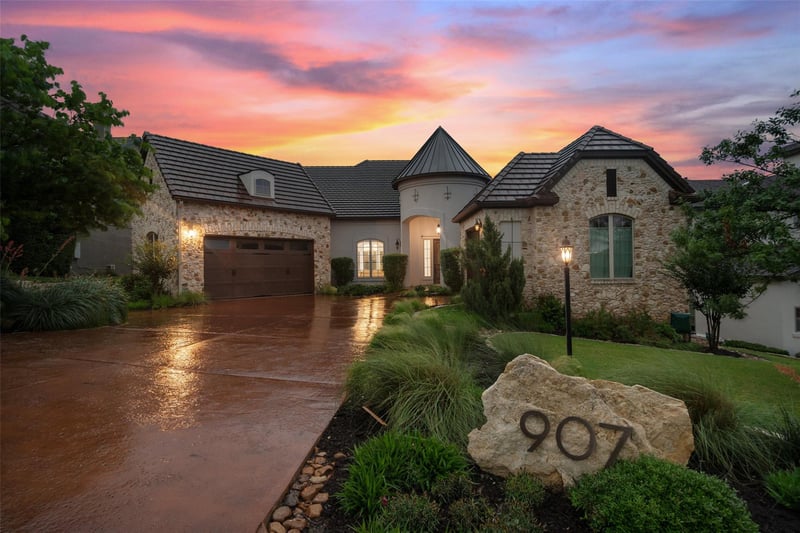 Virtual tour of 907 Madison Fork DR