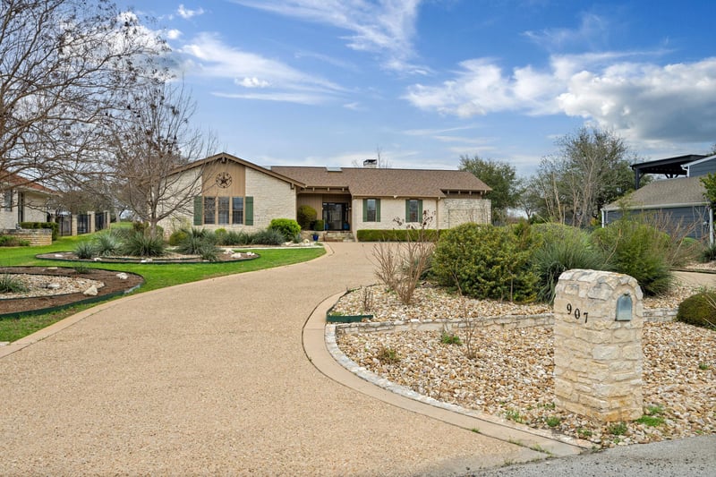 Virtual tour of 907 Vanguard St