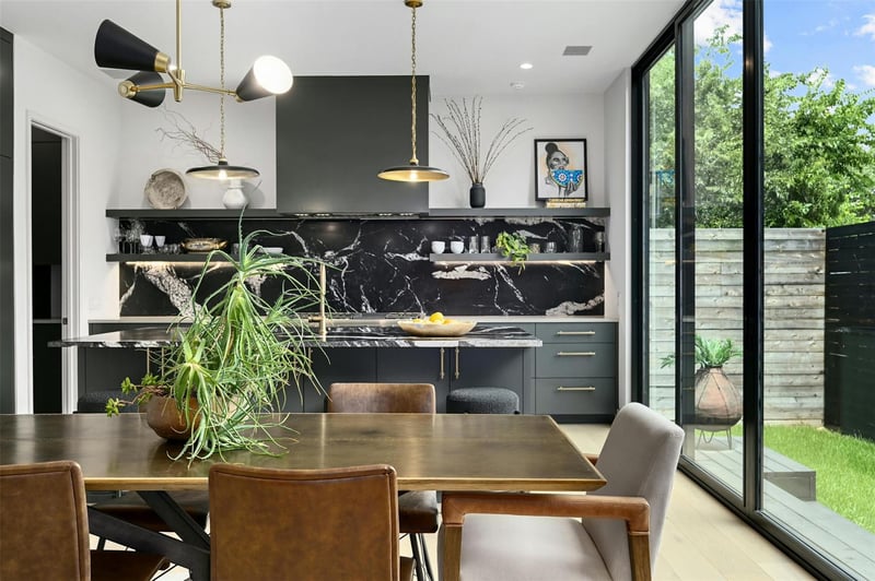 Virtual tour of 908 Columbus