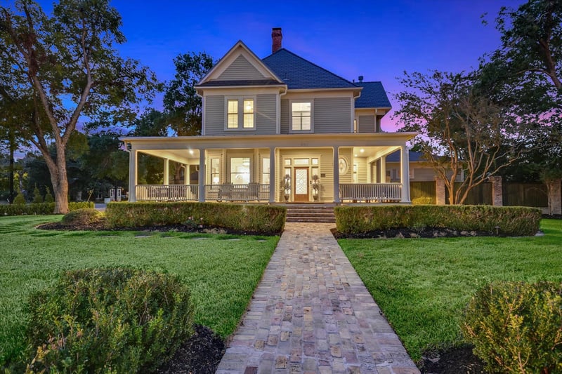 Virtual tour of 908 E University Ave