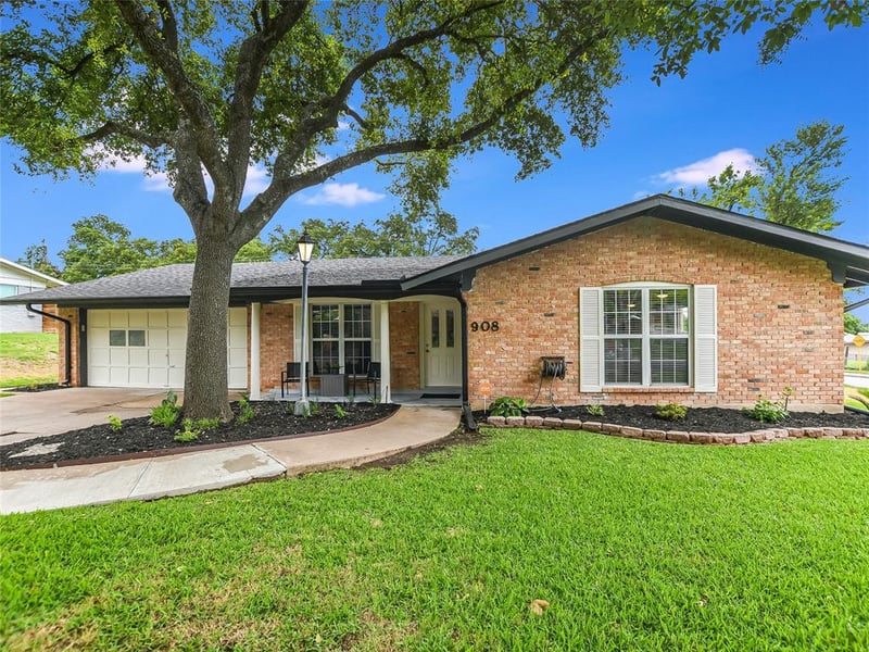 Virtual tour of 908 Hollybluff St