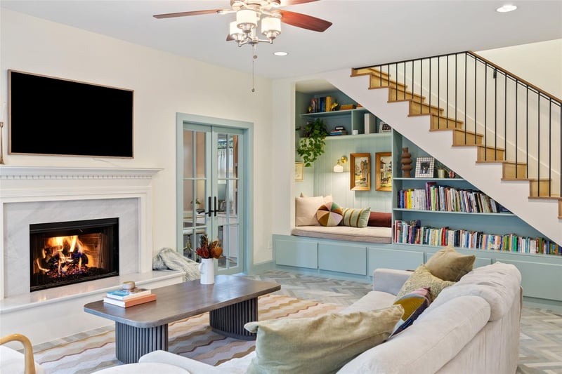 Virtual tour of 909 E 50th ST