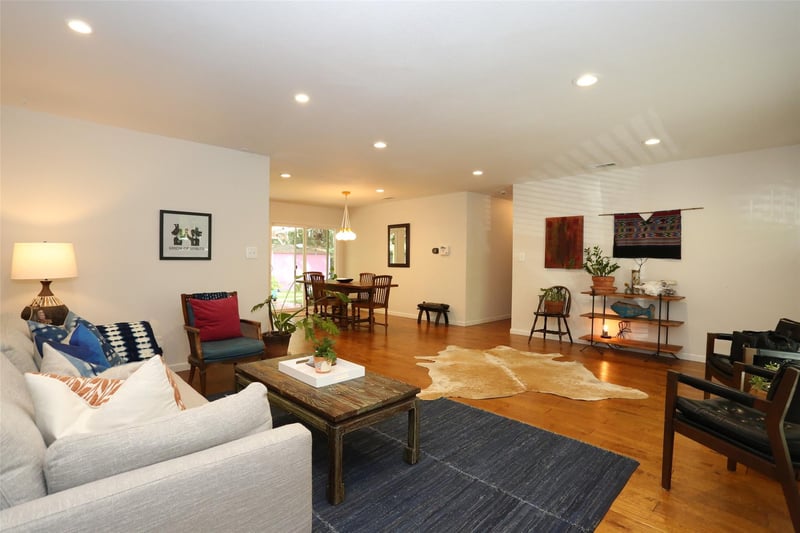Virtual tour of 910 Emerald Wood Dr